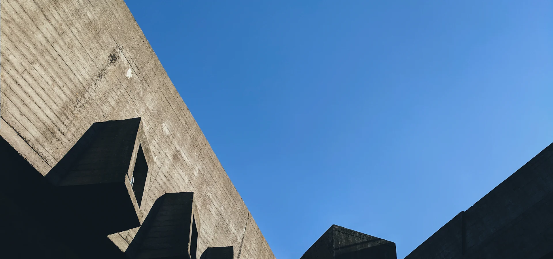 Alt açıdan beton bina